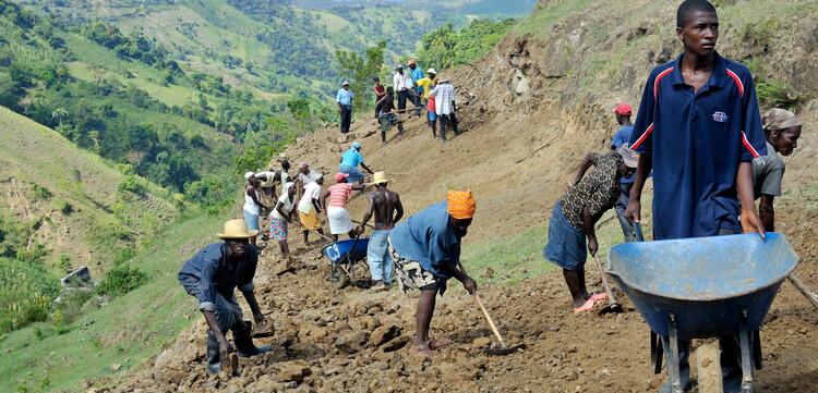 Katastrophenvorsorge in Haiti: Männer und Frauen beim Hilfseinsatz Katastrophenvorsorge in Haiti: Männer und Frauen beim Hilfseinsatz