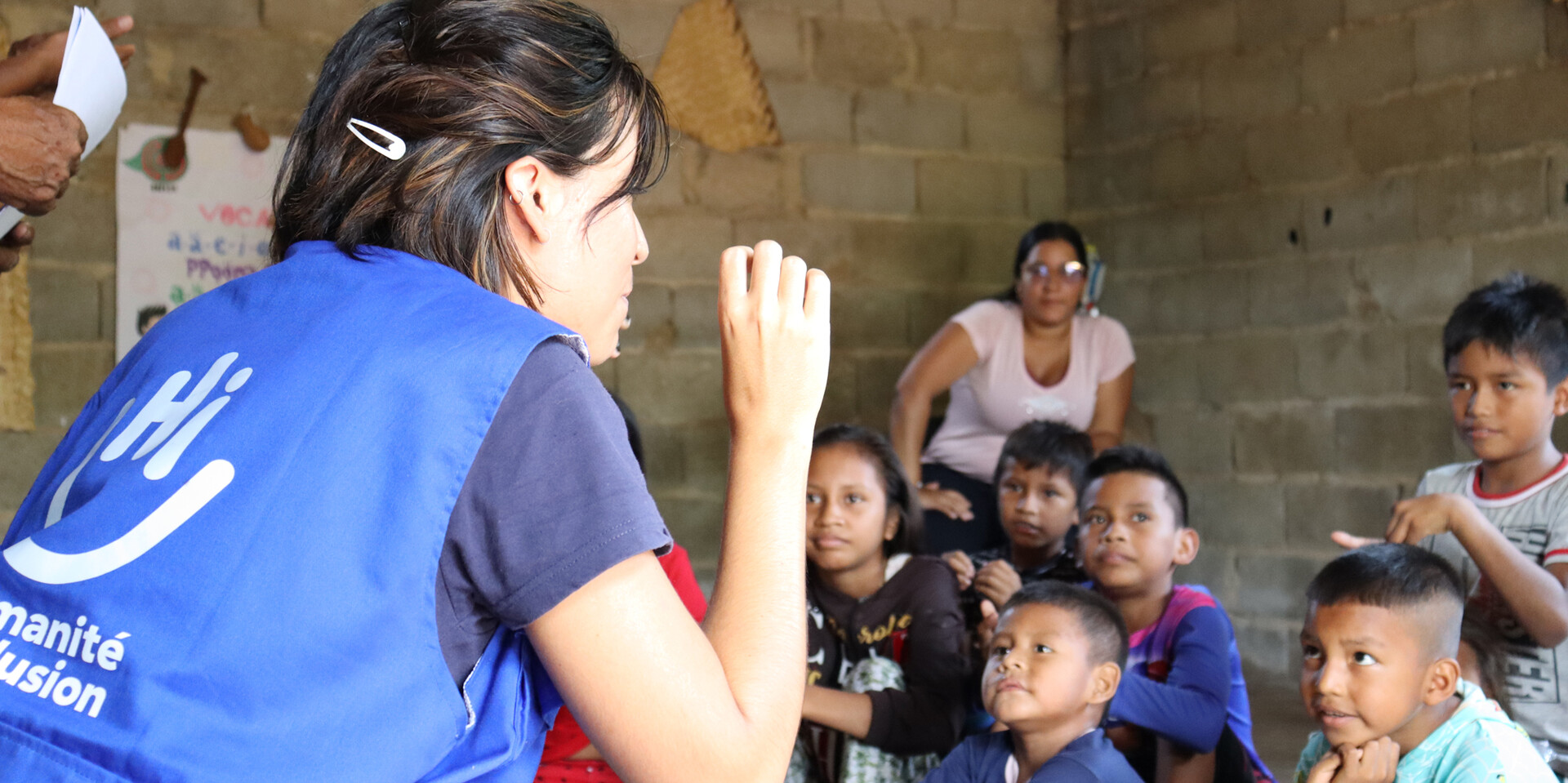 Gesundheits- und Hygieneschulungen für die Kleinsten: Eine lokale Helferin klärt Kinder indigener Familien im Delta Amacuro über Krankheiten und ihre Prävention auf Gesundheits- und Hygieneschulungen für die Kleinsten: Eine lokale Helferin klärt Kinder indigener Familien im Delta Amacuro über Krankheiten und ihre Prävention auf