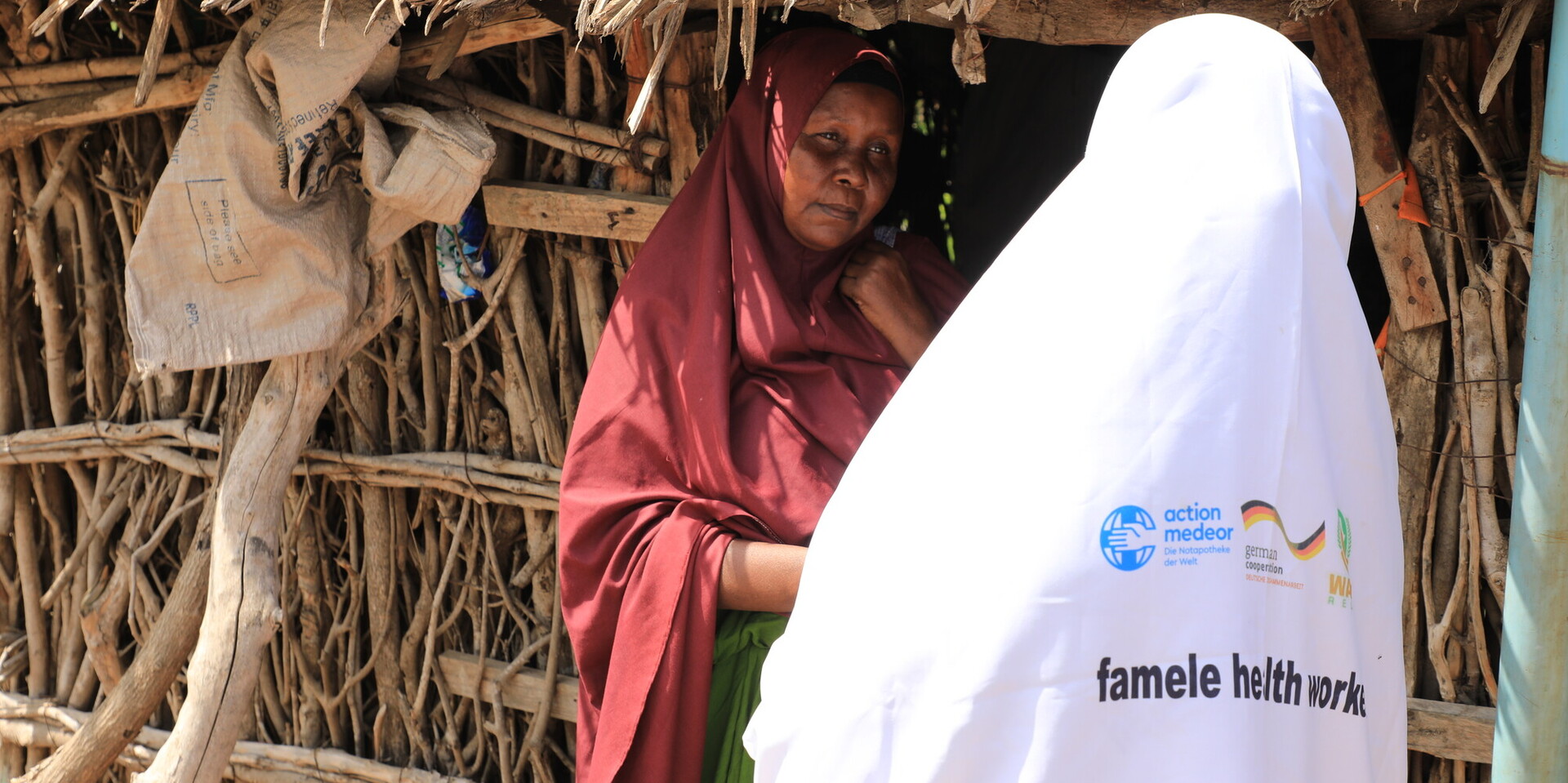 Helferin spricht mit Frau in Somalia Helferin spricht mit Frau in Somalia