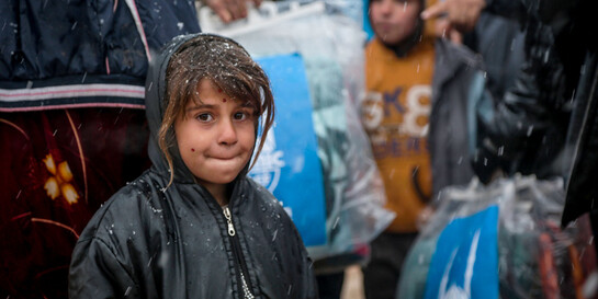 Ein geflüchtetes Mädchen aus Syrien