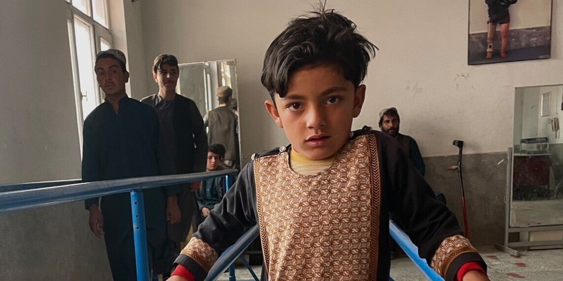 Der 7-jährige Imran trainiert mit seiner neuen Beinprothese