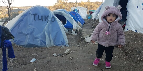 Ein Mädchen in einem Flüchtlingscamp auf Lesbos