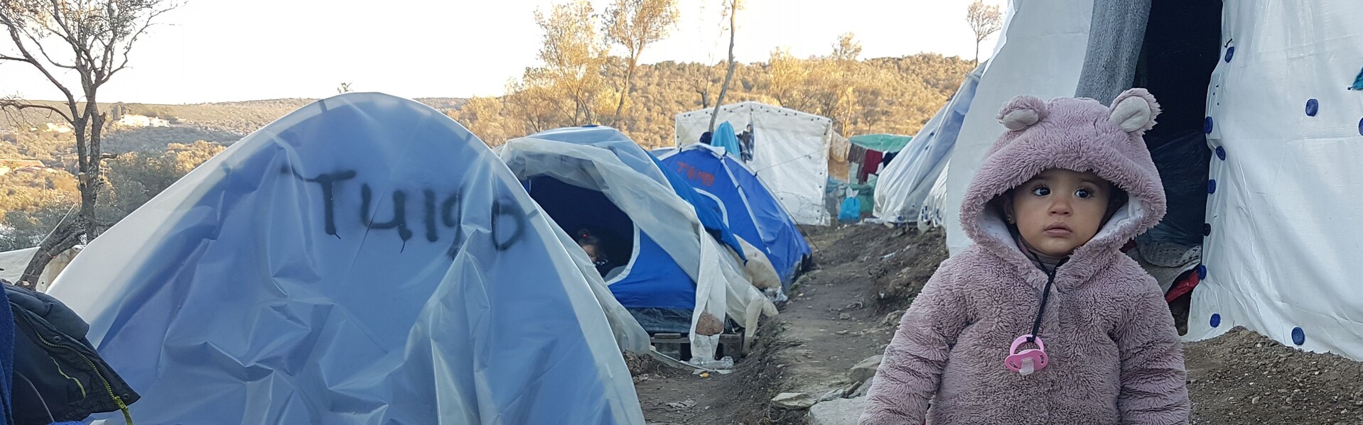 Ein Mädchen in einem Flüchtlingscamp auf Lesbos