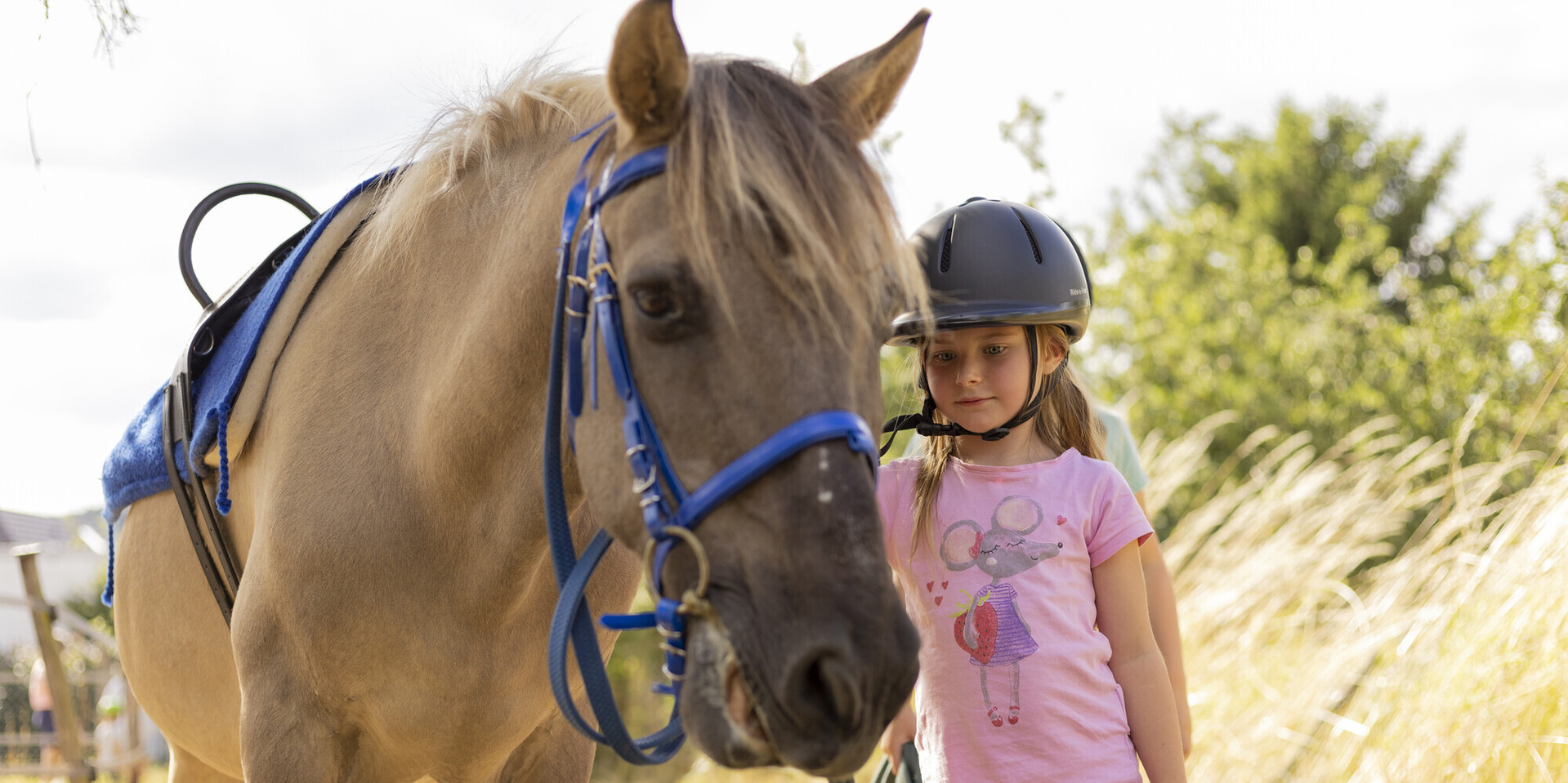 Ein Kind in Bad Neuenahr-Ahrweiler führt ein Pony durch die Natur Ein Kind in Bad Neuenahr-Ahrweiler führt ein Pony durch die Natur