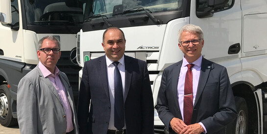 Tobias Kurzmaier, Dr. Bogdan Balasynovych, Christian Molke (v.l.) im Rahmen der Übergabe am 02.06.2022 in Meckenbeuren