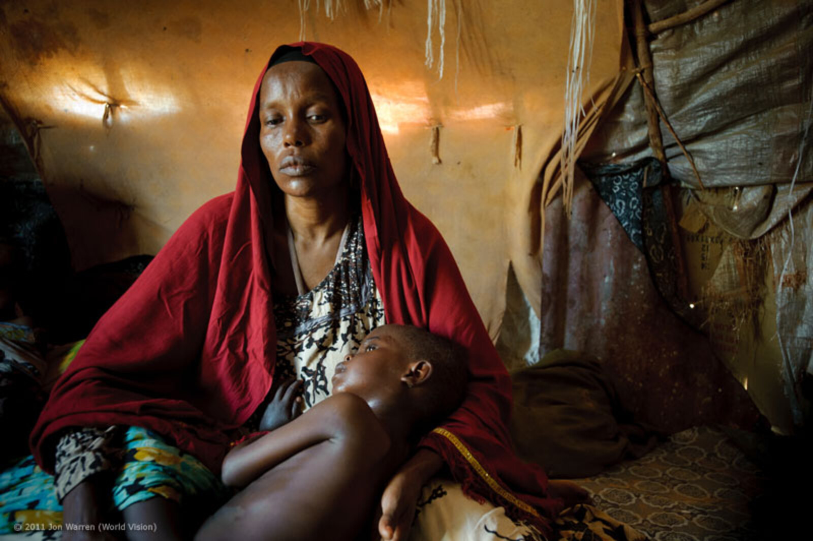 Fünfzehn Tage dauert die Reise zum Muuse Rootile Camp in Puntland, Somalia. Gaalo Adan Ali, 45 Jahre alt, hat diesen Weg auf sich genommen. Sie wollte der Gewalt entfliehen und hoffte, hier etwas zu essen zu erhalten. Sie hat dabei zwei ihrer Kinder, zwei