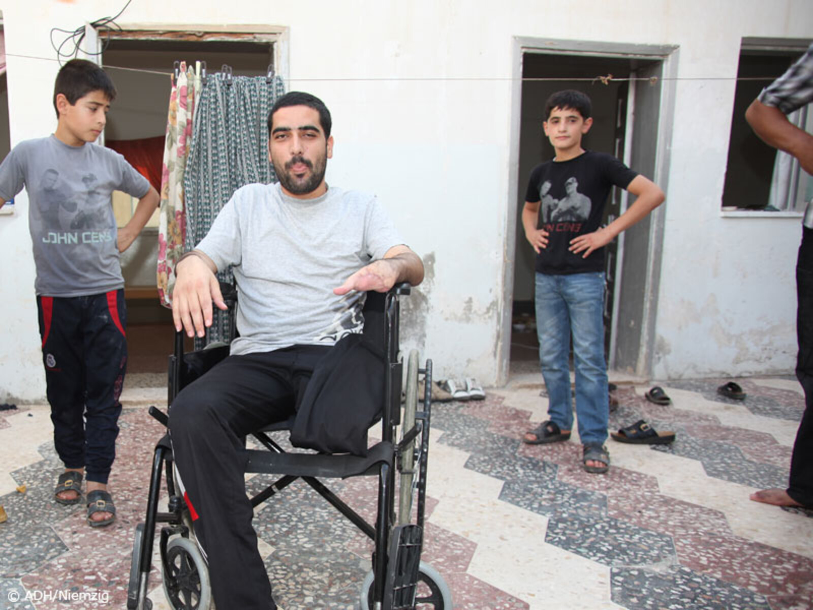 Syrischer Mann in einem Rollstuhl