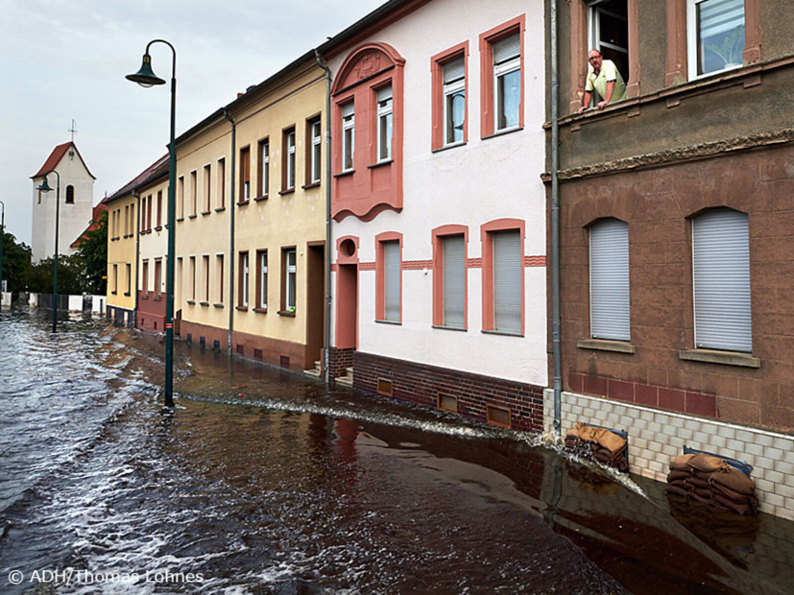 Das Wasser steht in Aken bis zu einem Meter in den Straßen