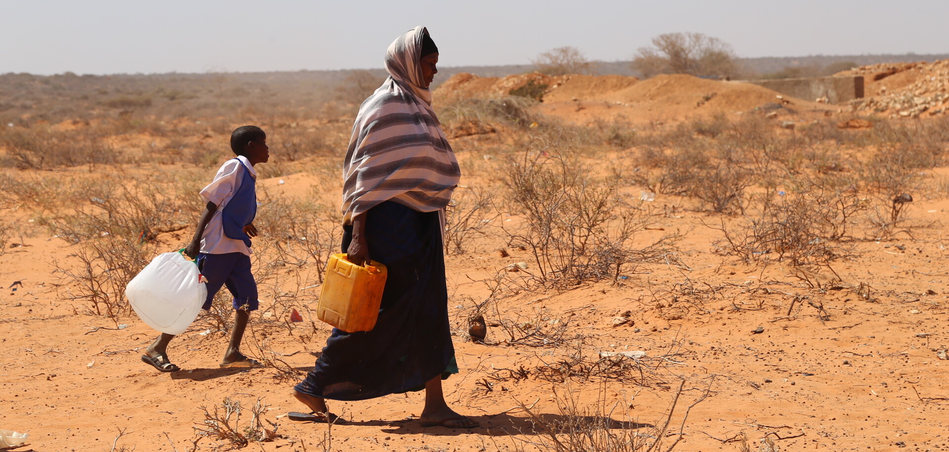 Oft müssen Frauen und Kinder in Afrika weite Strecken zurücklegen, um Wasser zu holen oder Brennholz zu sammeln Oft müssen Frauen und Kinder in Afrika weite Strecken zurücklegen, um Wasser zu holen oder Brennholz zu sammeln