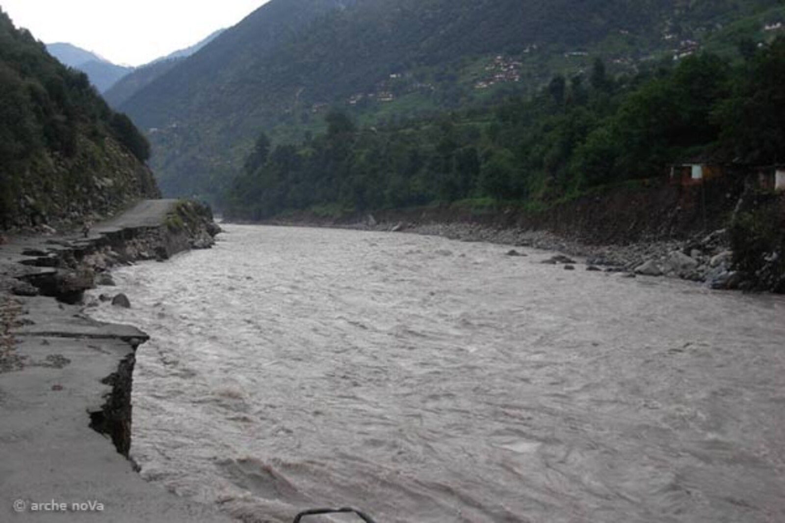 archenova-fluss Flut Pakistan: Reißender Fluss
