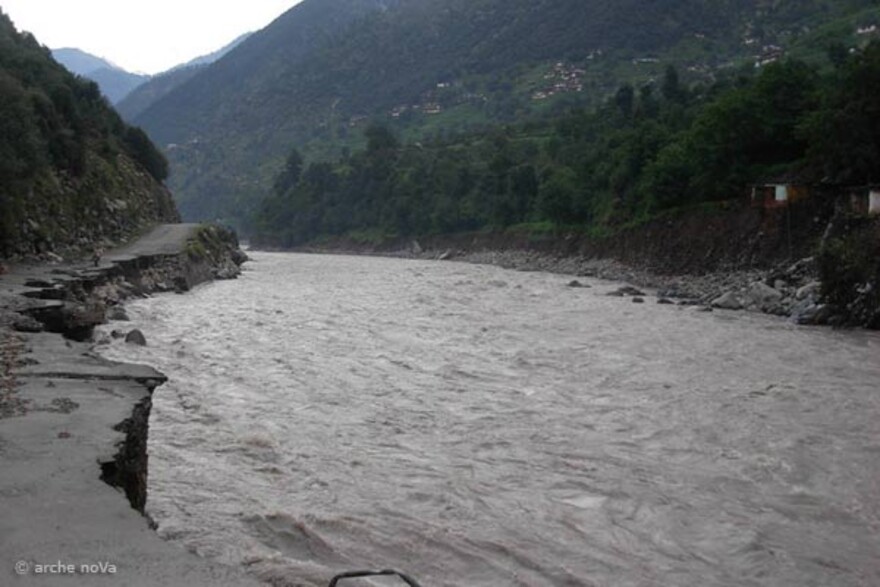archenova-fluss Flut Pakistan: Reißender Fluss