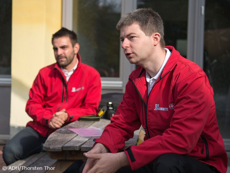 057-bs-hochwasser-okt-57 Zusammen mit vielen freiwilligen Helfern wurde vor der Flut versucht alles in die oberen Etagen zu tragen