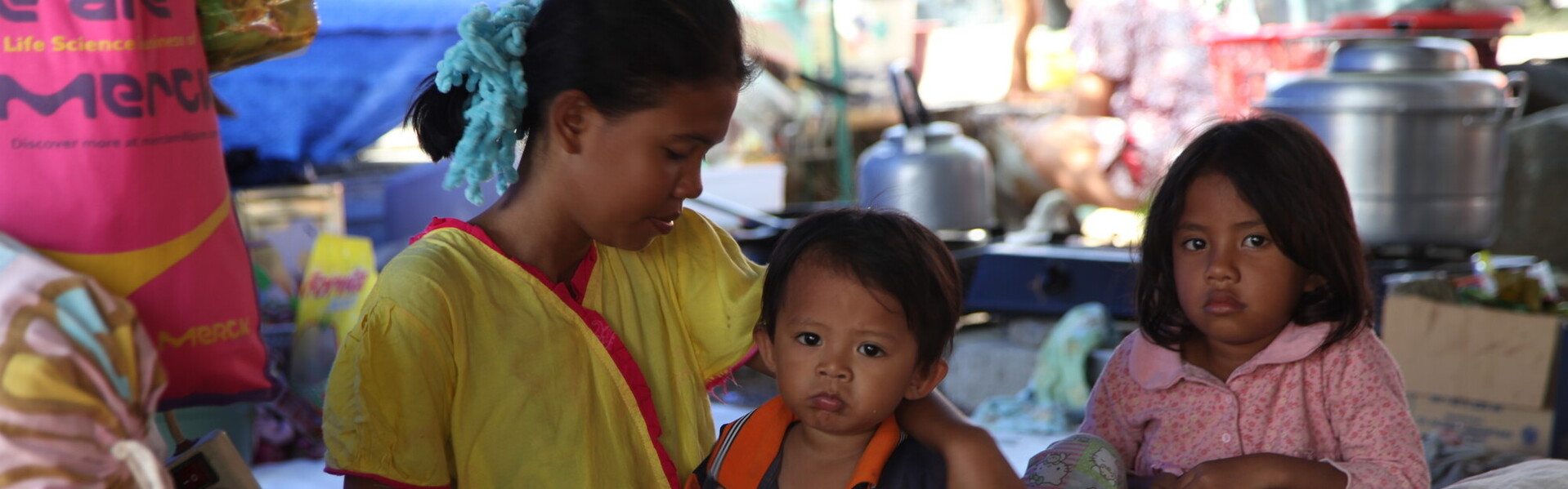 Eine Familie in Indonesien lebt nach einem Erdbeben in einer Notunterkunft