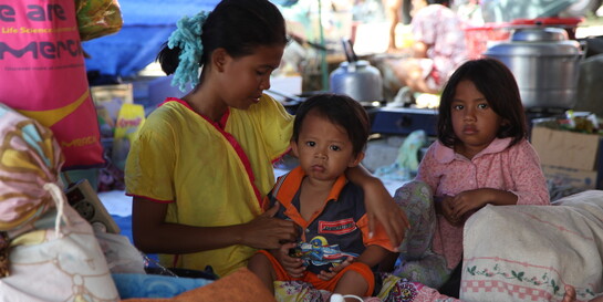 Eine Familie in Indonesien lebt nach einem Erdbeben in einer Notunterkunft