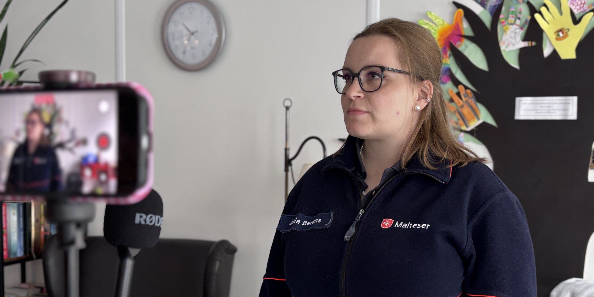 Julia Berens von den Maltesern in der Waschbar im Videointerview mit Aktion Deutschland Hilft