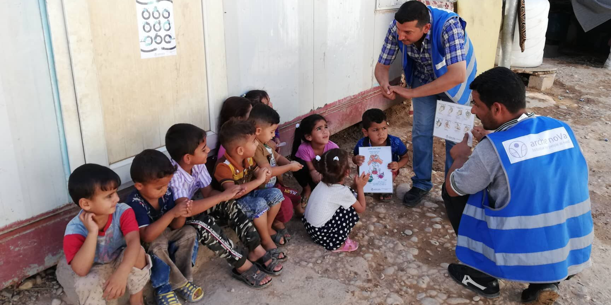 Helfer erklären Kindern im Camp Diyala im Irak, wie wichtig Händewaschen ist, um gesund zu bleiben Helfer erklären Kindern im Camp Diyala im Irak, wie wichtig Händewaschen ist, um gesund zu bleiben