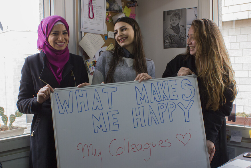 Frauen halten ein Schild in Jordanien hoch mit der Aufschrift "#whatmakesmehappy"