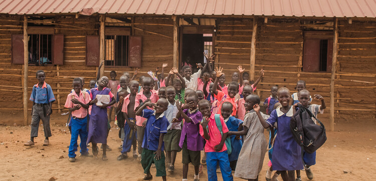 Kinder vor einem Schulgebäude im Südsudan