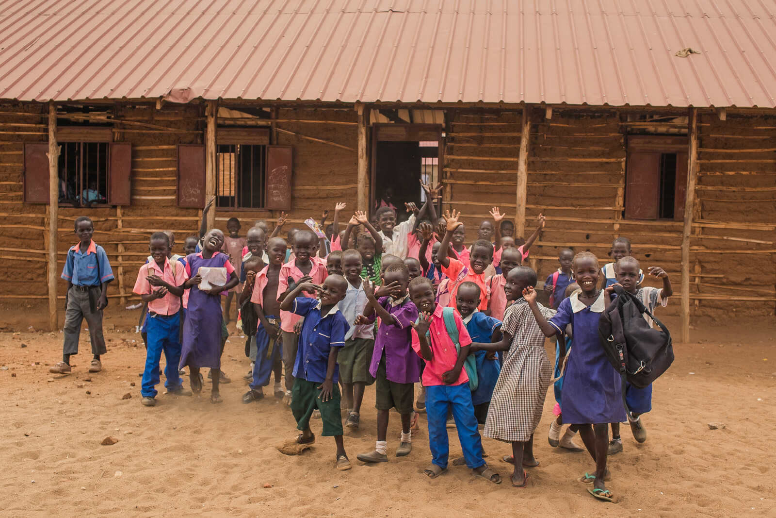 Kinder vor einem Schulgebäude im Südsudan