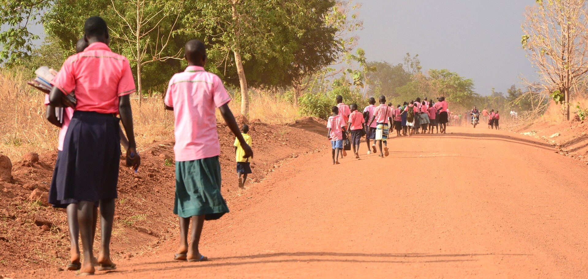 In Uganda haben viele Kinder einen weiten Schulweg In Uganda haben viele Kinder einen weiten Schulweg