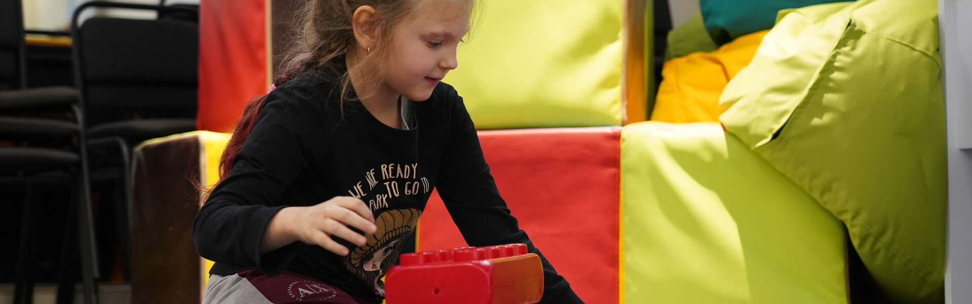Sasha spielt in einem Kinderschutzzentrum von World Vision in der Ukraine