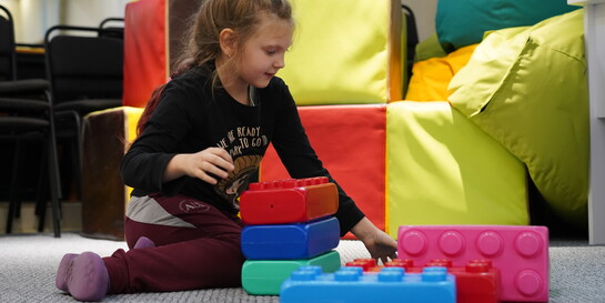 Mädchen Sasha spielt im Kinderschutzzentrum von World Vision in der Ukraine