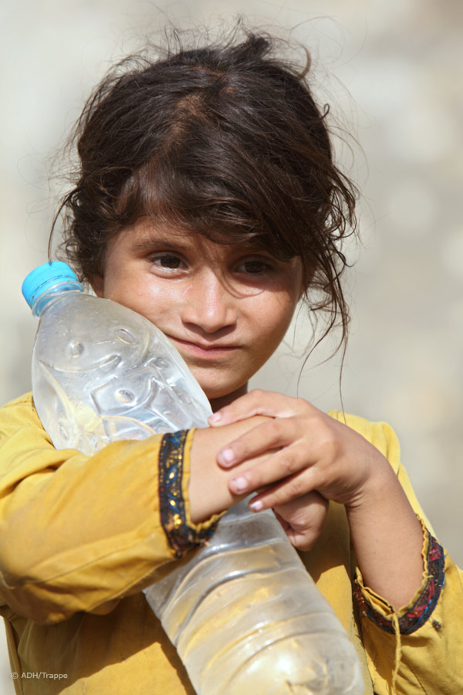 Flut Pakistan: Mädchen mit Wasserflasche