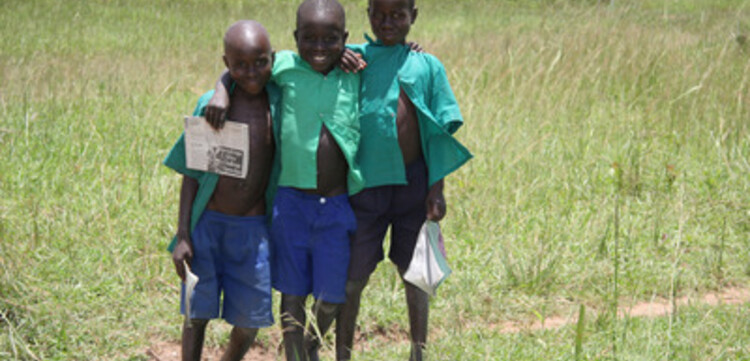 Flut Afrika: Schulkinder auf dem Heimweg