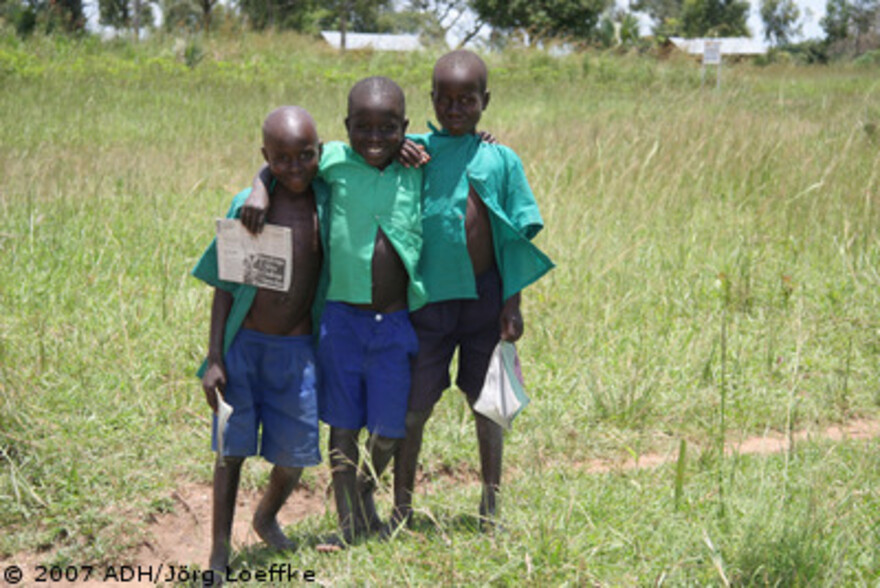 Flut Afrika: Schulkinder auf dem Heimweg