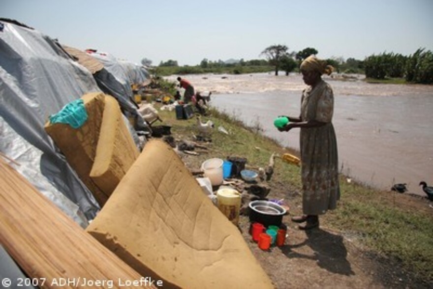 Flut Afrika: Frau im Zeltlager
