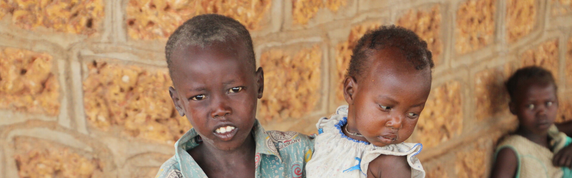 Ein Junge hält seine jüngere Schwester auf dem Arm im Südsudan.