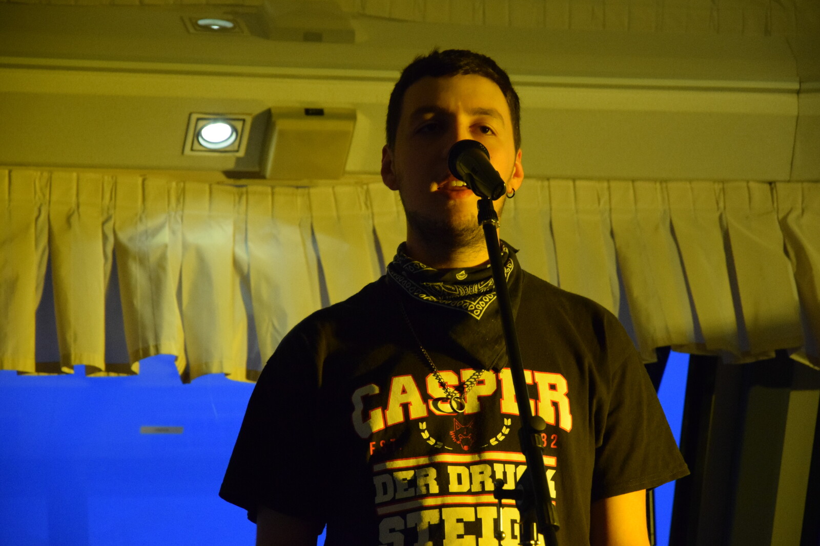 Auf unserer Bühne absolvierte Stef erfolgreich seinen 243. Poetry Slam Auftritt. Auf unserer Bühne absolvierte Stef erfolgreich seinen 243. Poetry Slam Auftritt.