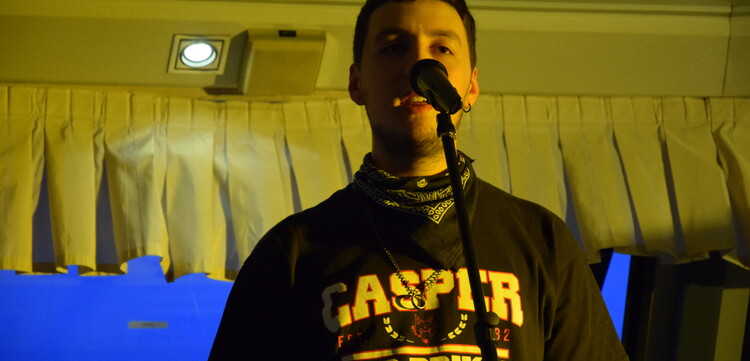 Auf unserer Bühne absolvierte Stef erfolgreich seinen 243. Poetry Slam Auftritt. Auf unserer Bühne absolvierte Stef erfolgreich seinen 243. Poetry Slam Auftritt.