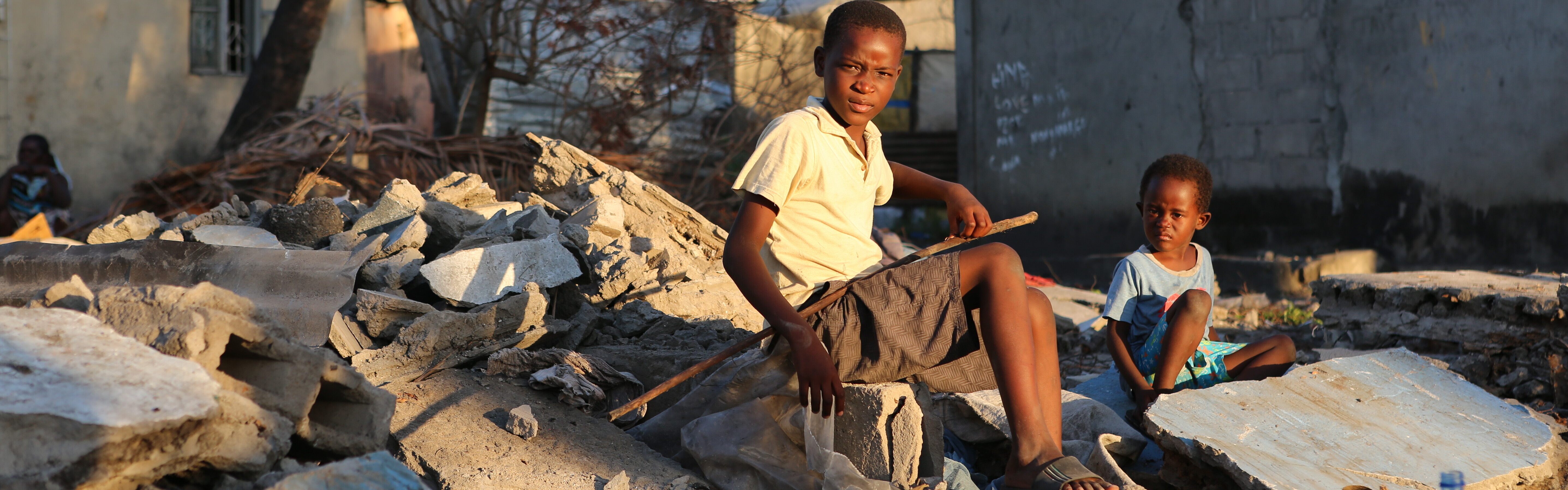 Zwei Jungen sitzen auf den Schuttbergen , die der Zyklon Idai in Mosambik verursacht hat