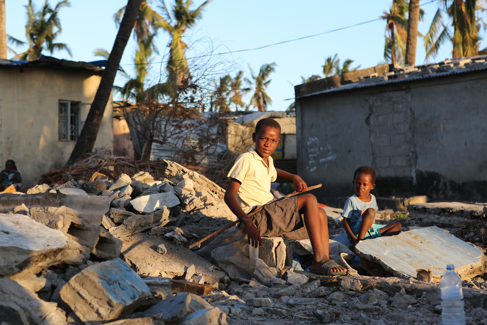 Zwei Jungen sitzen auf den Schuttbergen , die der Zyklon Idai in Mosambik verursacht hat