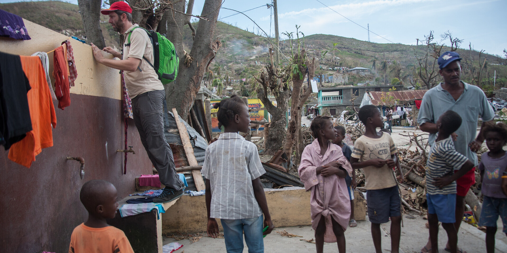 Ein Helfer des ASB in Haiti, wo Hurrikan Matthew 2016 Zerstörung hinterließ