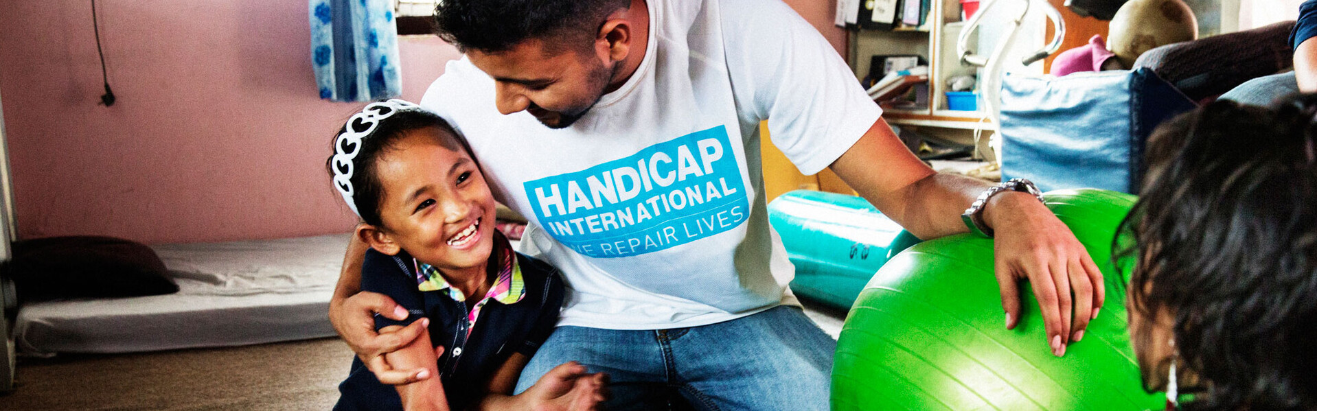 Sechs Monate nach dem Beben: So hilft Handicap International