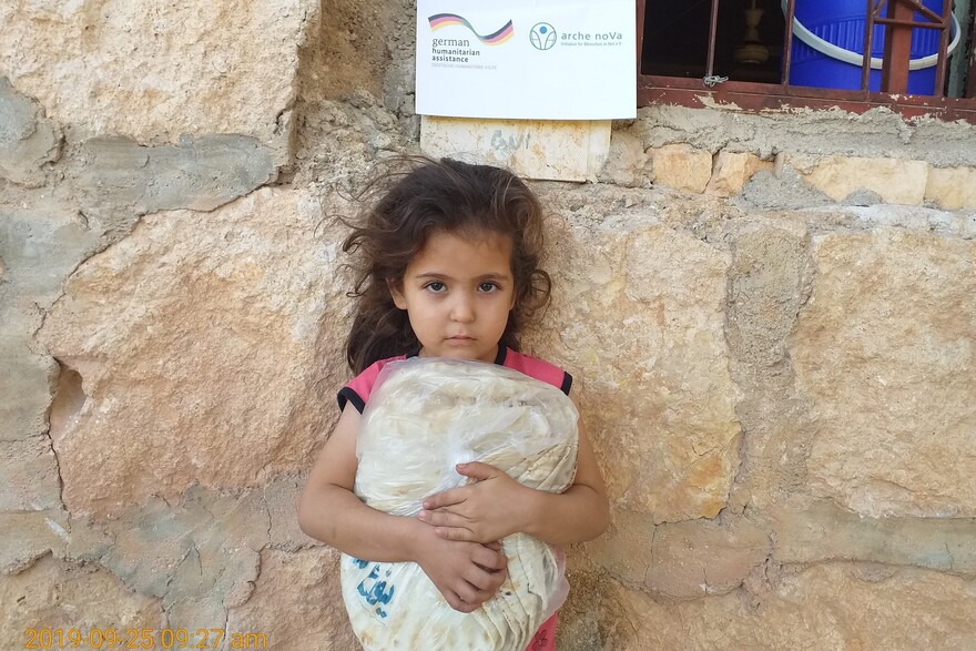 Ein Mädchen in Syrien hat Nahrung erhalten