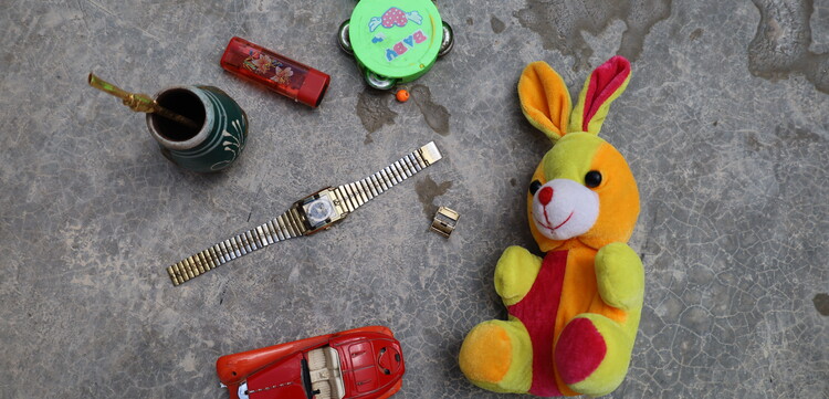 Ein Stofftier, Spielzeuge und eine Uhr – das ist alles, was Anas und seiner Familie bleibt Ein Stofftier, Spielzeuge und eine Uhr – das ist alles, was Anas und seiner Familie bleibt