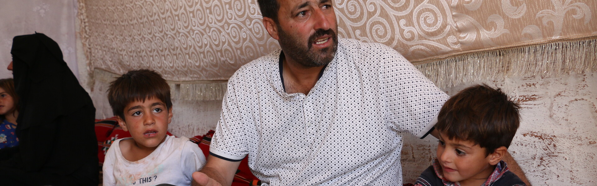 Vater mit Kindern im Erdbebengebiet Türkei/Syrien