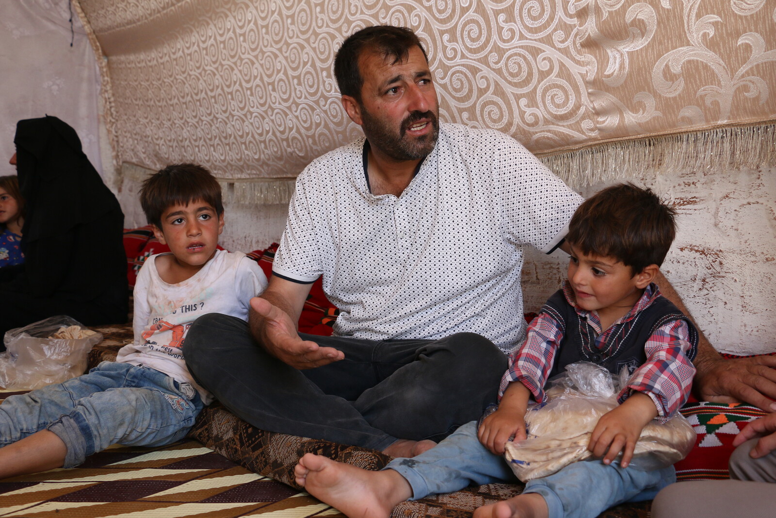 Ahmed Hassan Al-Sheikh und seine Kinder in einer Unterkunft für Betroffene der Erdbeben Türkei/Syrien