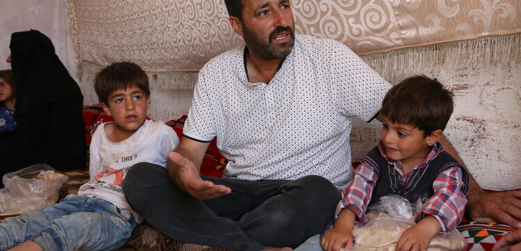 Ahmed Hassan Al-Sheikh und seine Kinder in einer Unterkunft für Betroffene der Erdbeben Türkei/Syrien Ahmed Hassan Al-Sheikh und seine Kinder in einer Unterkunft für Betroffene der Erdbeben Türkei/Syrien