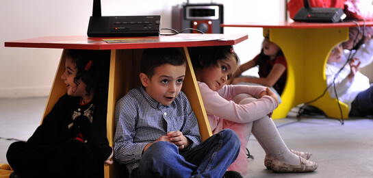 Katastrophenvorsorge: Kinder lernen wie sie sich bei einem Erdbeben verhalten müssen