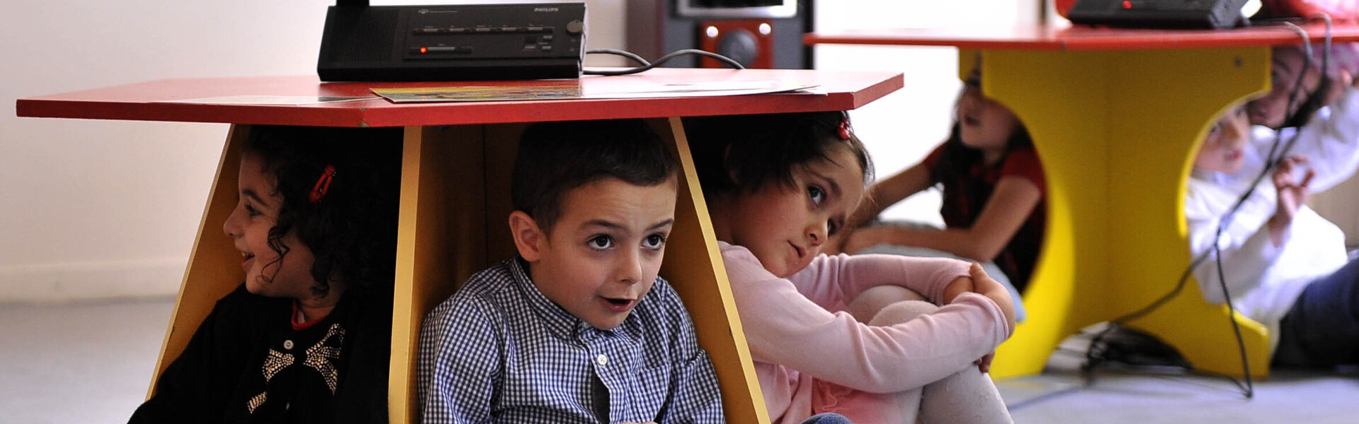 Katastrophenvorsorge: Kinder lernen, wie sie sich bei einem Erdbeben verhalten sollten