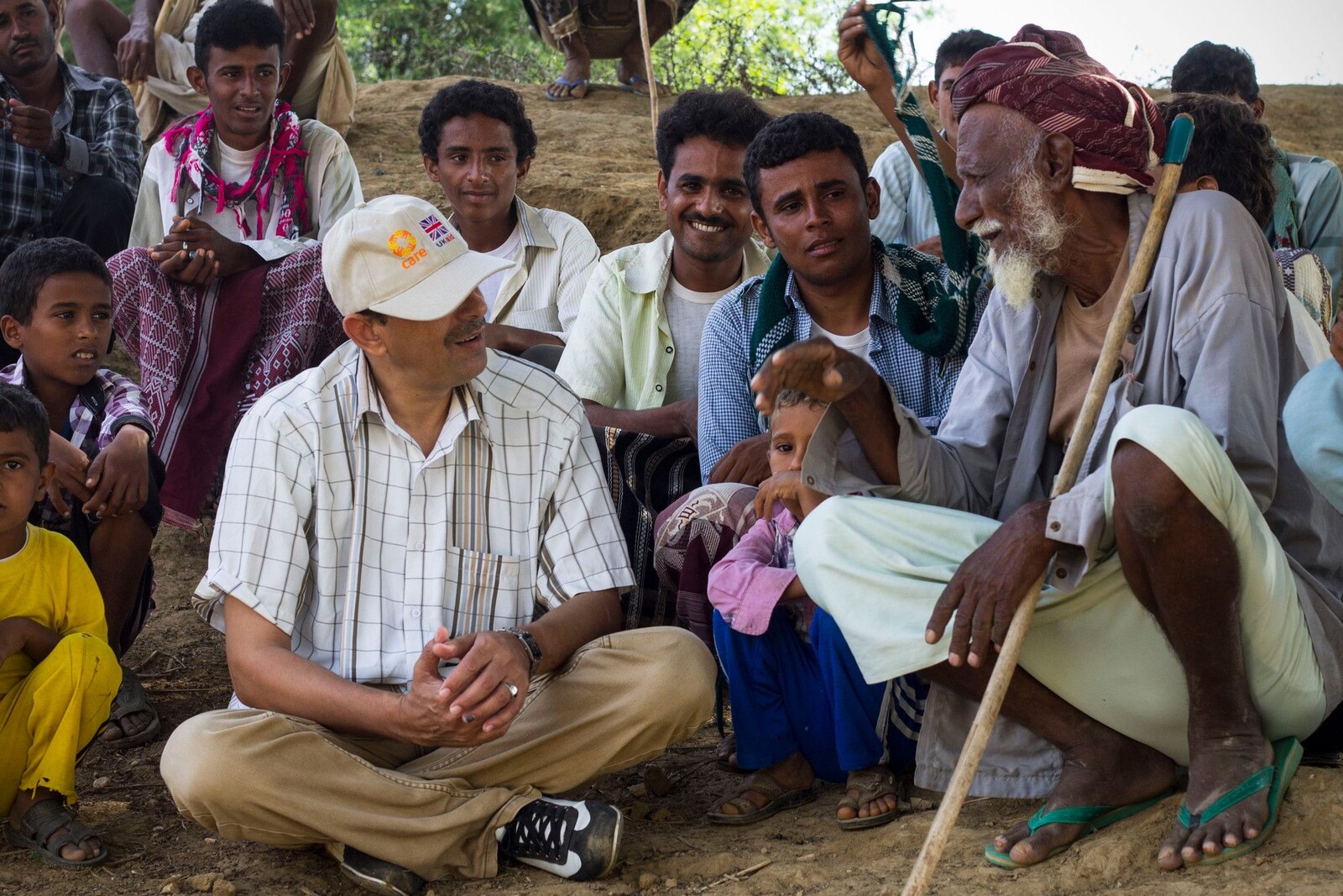 Helfer im Jemen suchen gemeinsam mit der Dorfgemeinde nach Lösungen für die aktuelle Notlage  