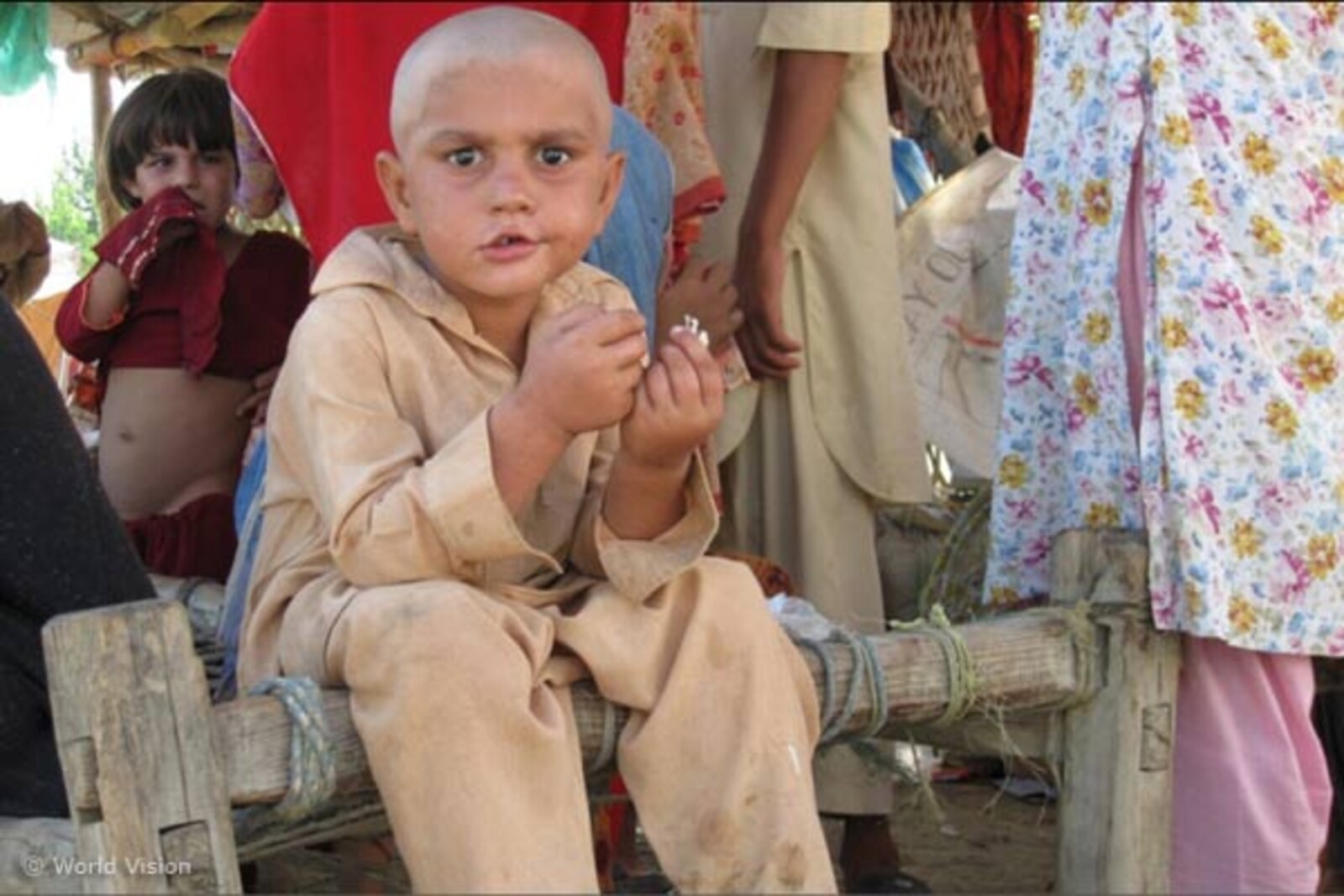 Flut Pakistan: Junge im Zelt