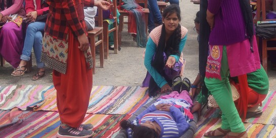 Schulkinder werden in Bangladesch auf den Katastrophenfall trainiert  