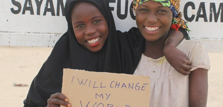 Sie stehen am Welt-Mädchentag im Mittelpunkt: Mädchen wie diese beiden lachenden Kinder im Niger