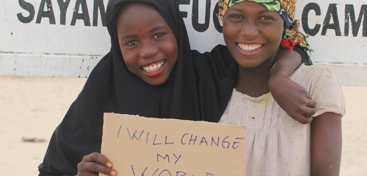Sie stehen am Welt-Mädchentag im Mittelpunkt: Mädchen wie diese beiden lachenden Kinder im Niger Sie stehen am Welt-Mädchentag im Mittelpunkt: Mädchen wie diese beiden lachenden Kinder im Niger