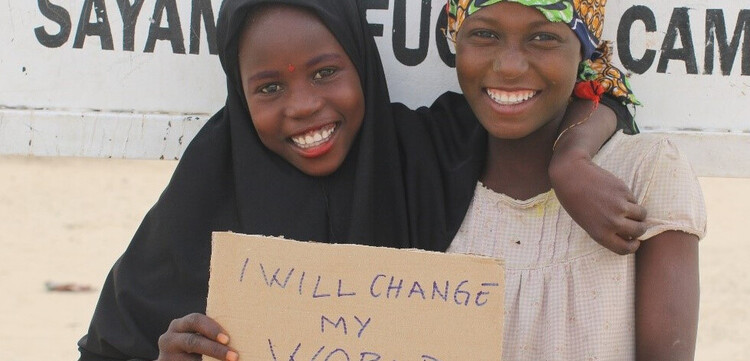 Sie stehen am Welt-Mädchentag im Mittelpunkt: Mädchen wie diese beiden lachenden Kinder im Niger